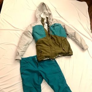Women’s Aperture Snowboarding Jacket and pants!!